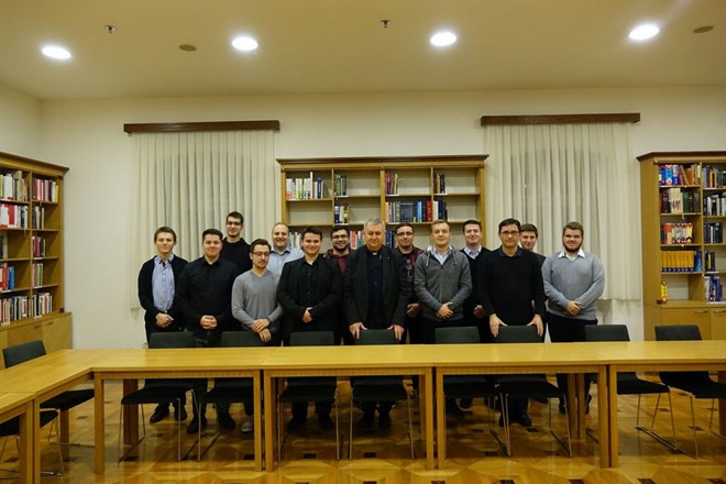 Biskup Mrzljak pohodio Nadbiskupsko bogoslovno sjemenište te se susreo s bogoslovima